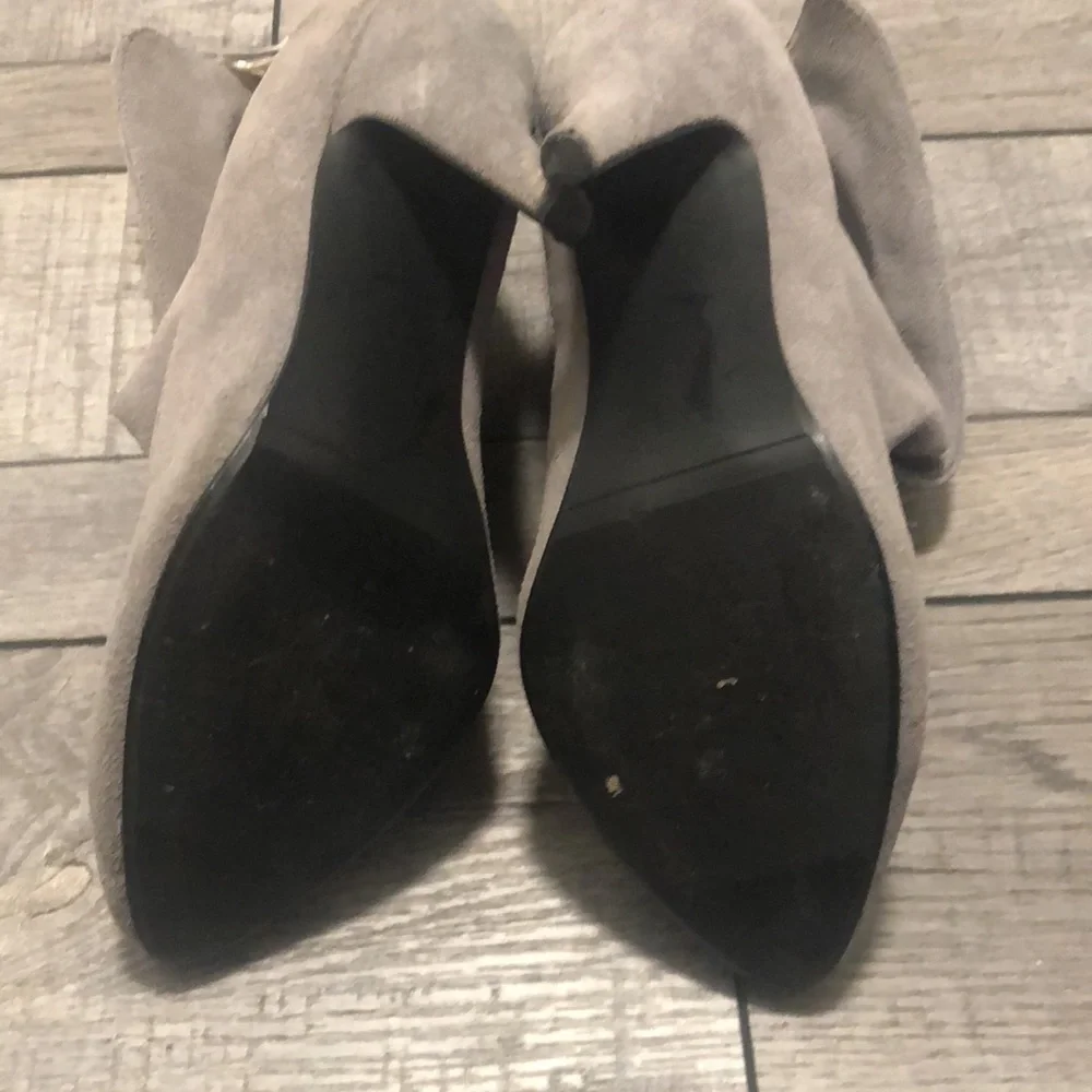 NOW!! Leather upper gray heeled booties with silver lining piping and bow